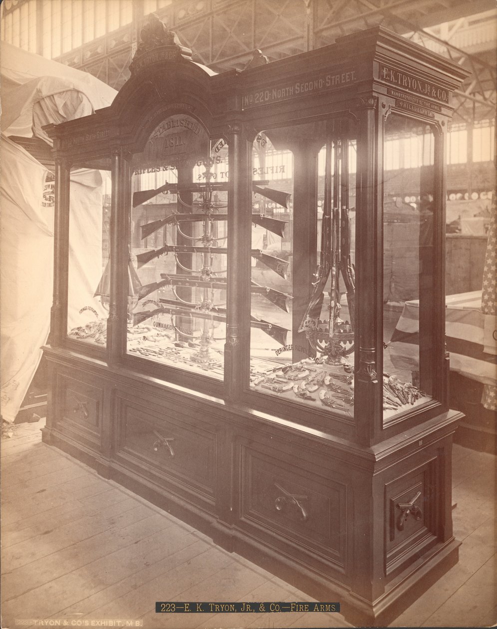 E.K. Tryon Jr. und Co. Firearms, Philadelphia Centennial Exposition, 1876 (albumin print) af American Photographer