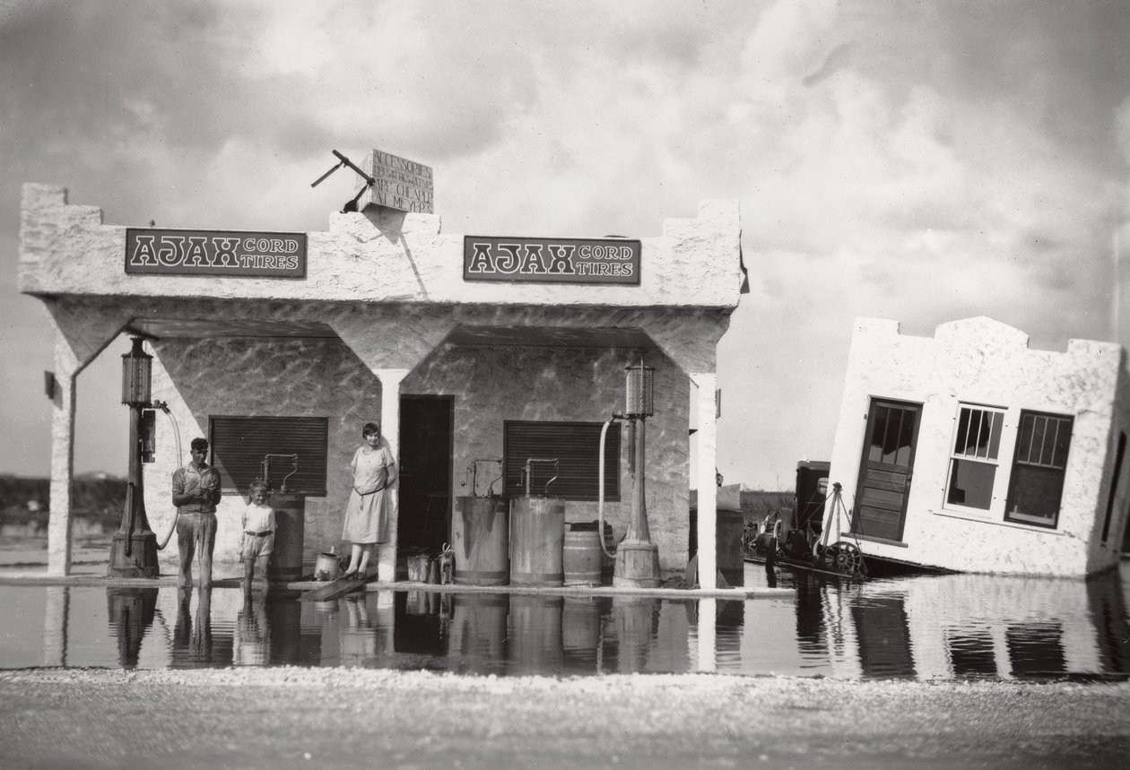 Tankstation, Hialeah, Florida i orkanen 1926, 1926 af American Photographer