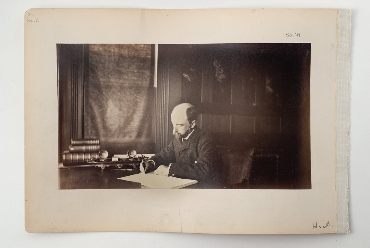 Henry Adams siddende ved et skrivebord, 1883 af American Photographer