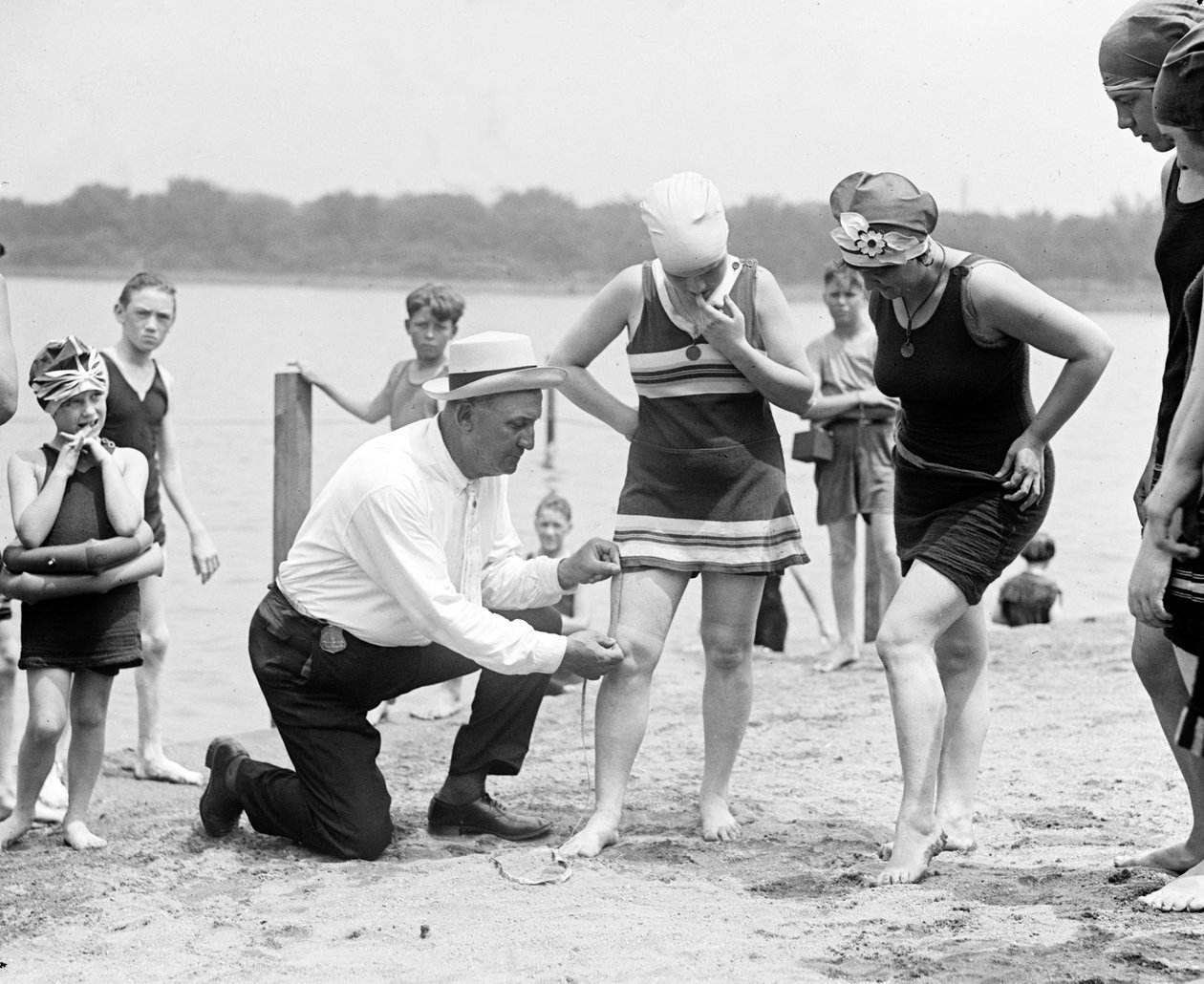 Måling af badedragter, ca. 1922 af American Photographer