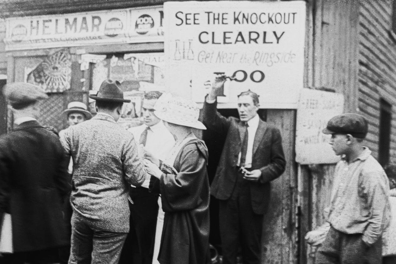 Sælger operabriller for Best View of Boxing Match, New York, 1900 af American Photographer