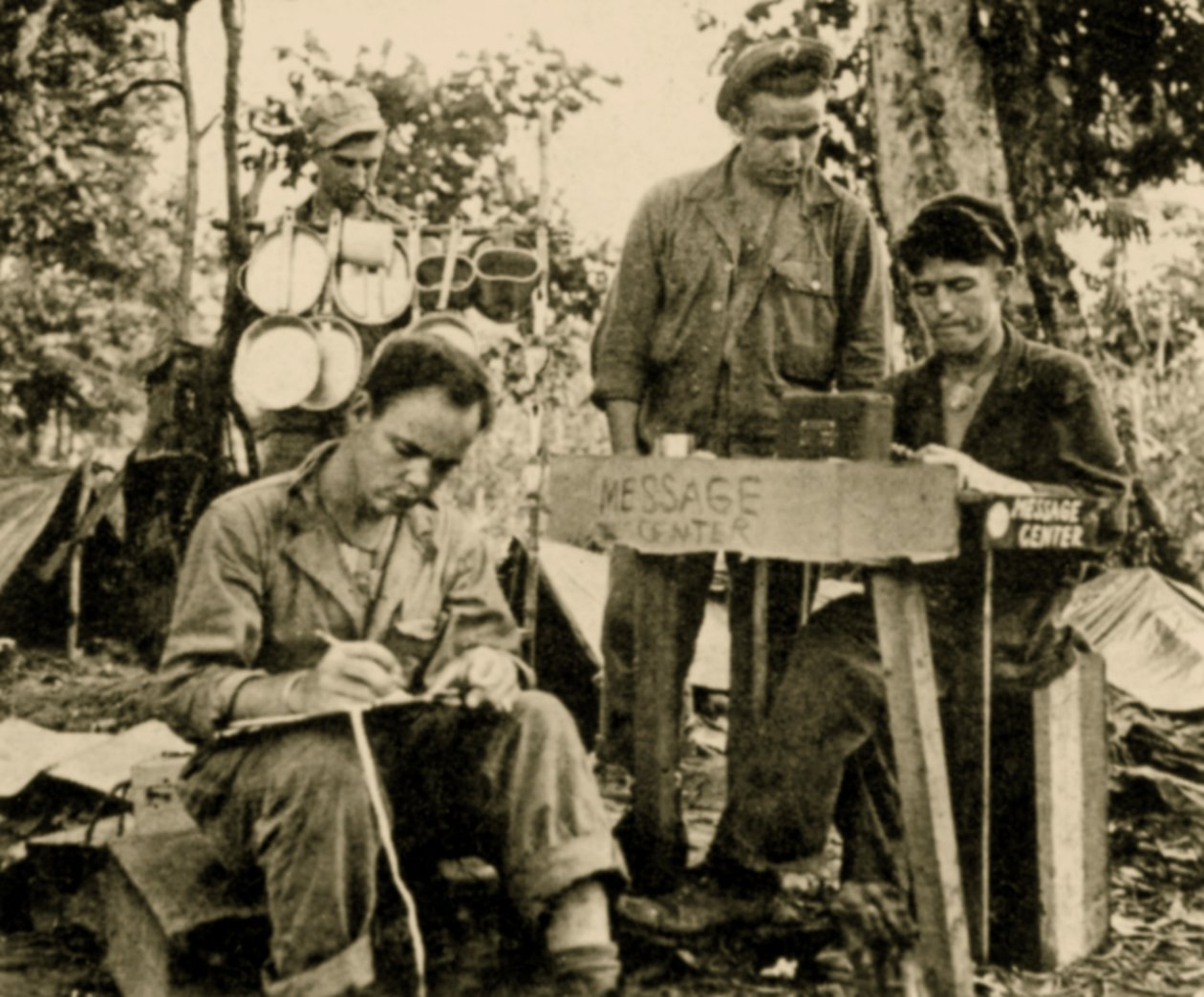 Amerikanske tropper lærer kryptografi, Tarawa, Papua Ny Guinea, juni 1943 (sepia-foto) af American Photographer