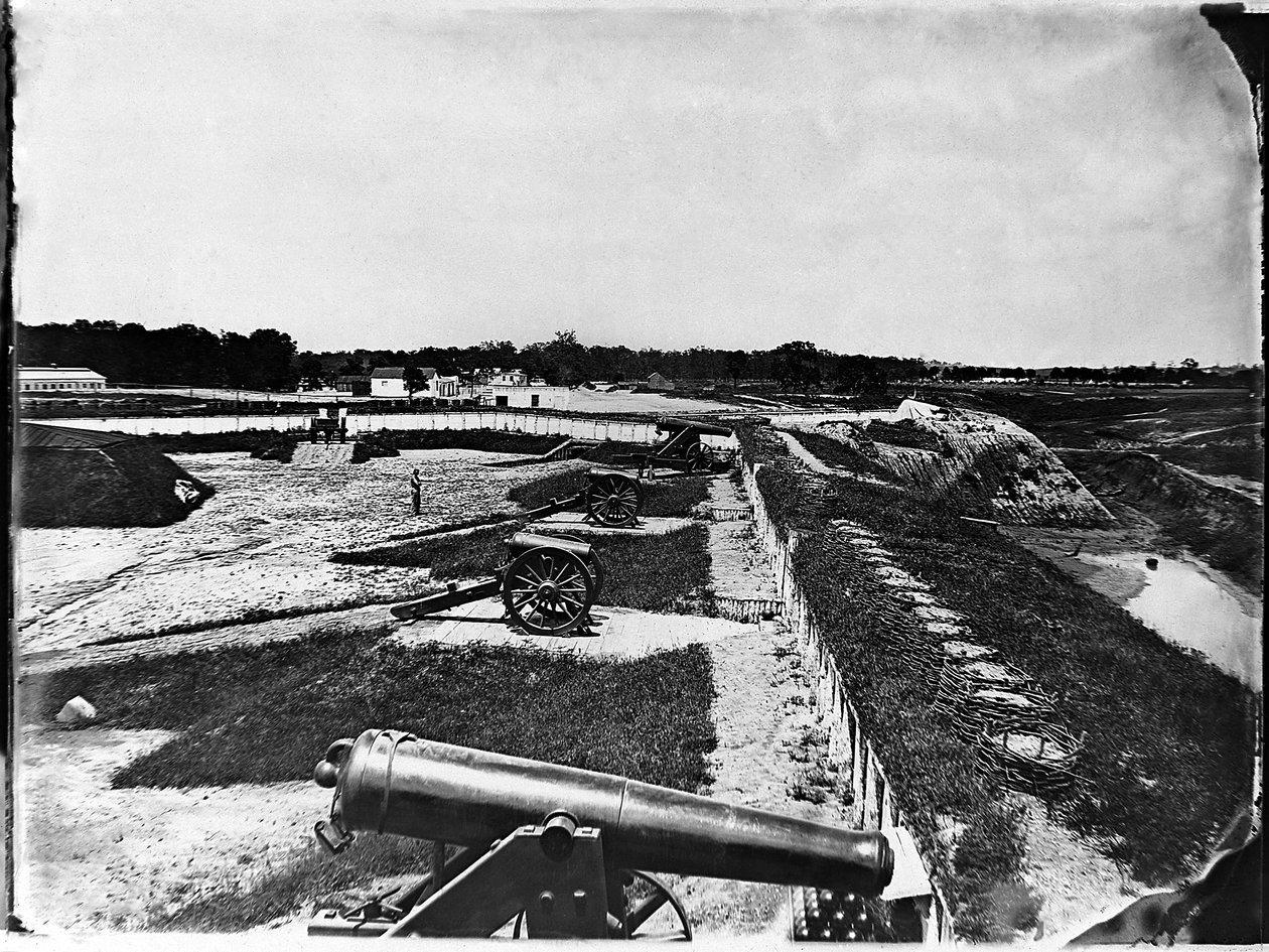 Udsigt over artilleri i Fort Carroll uden for Washington, D. C., ca. 1865 af American Photographer