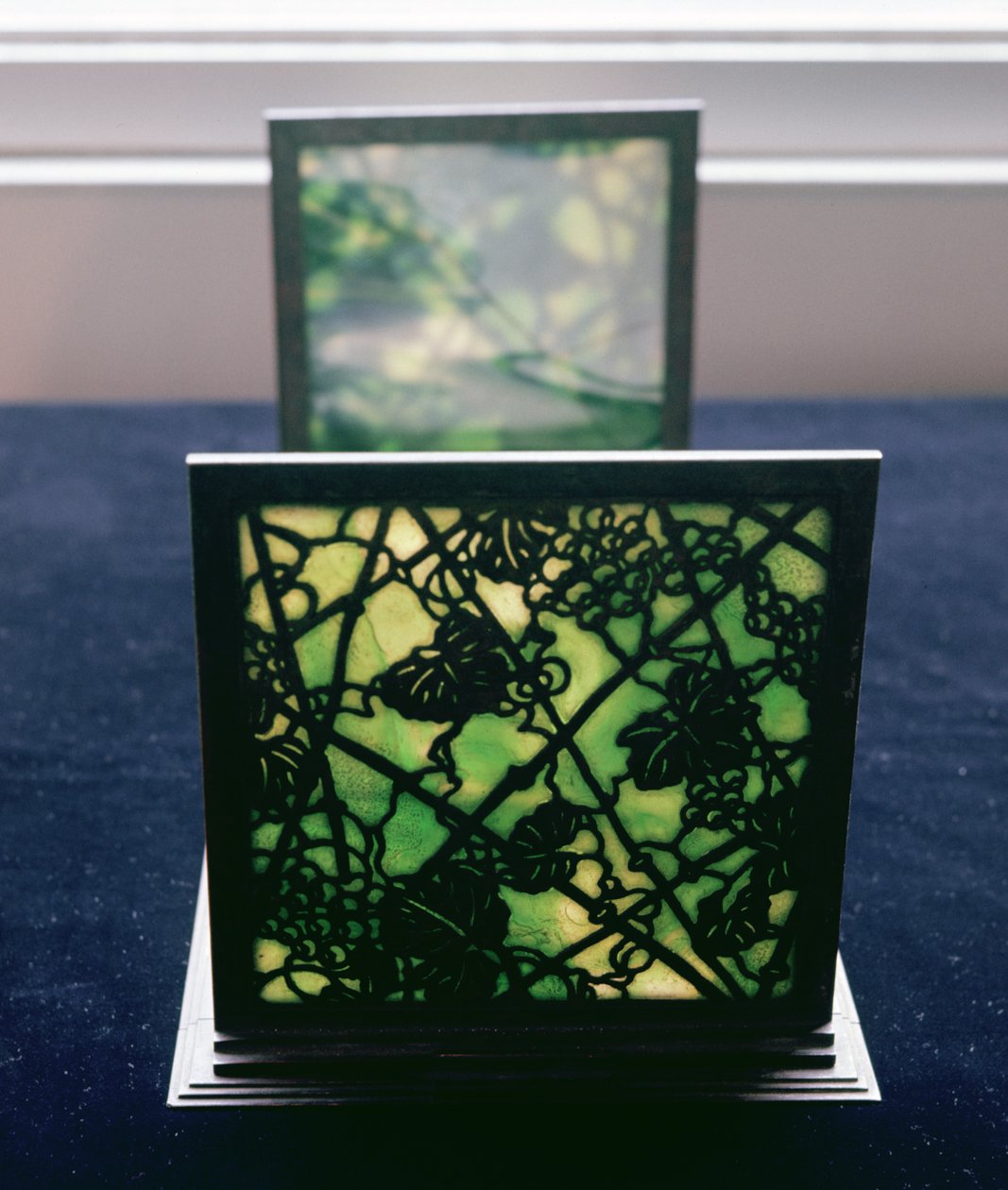 Art Nouveau bogstøtter, Tiffany Studios, ca. 1894 (blyholdigt glas) af American School