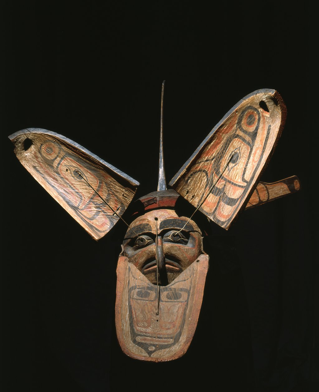 Kwakiutl transformationsmaske (polykromt træ) af American School
