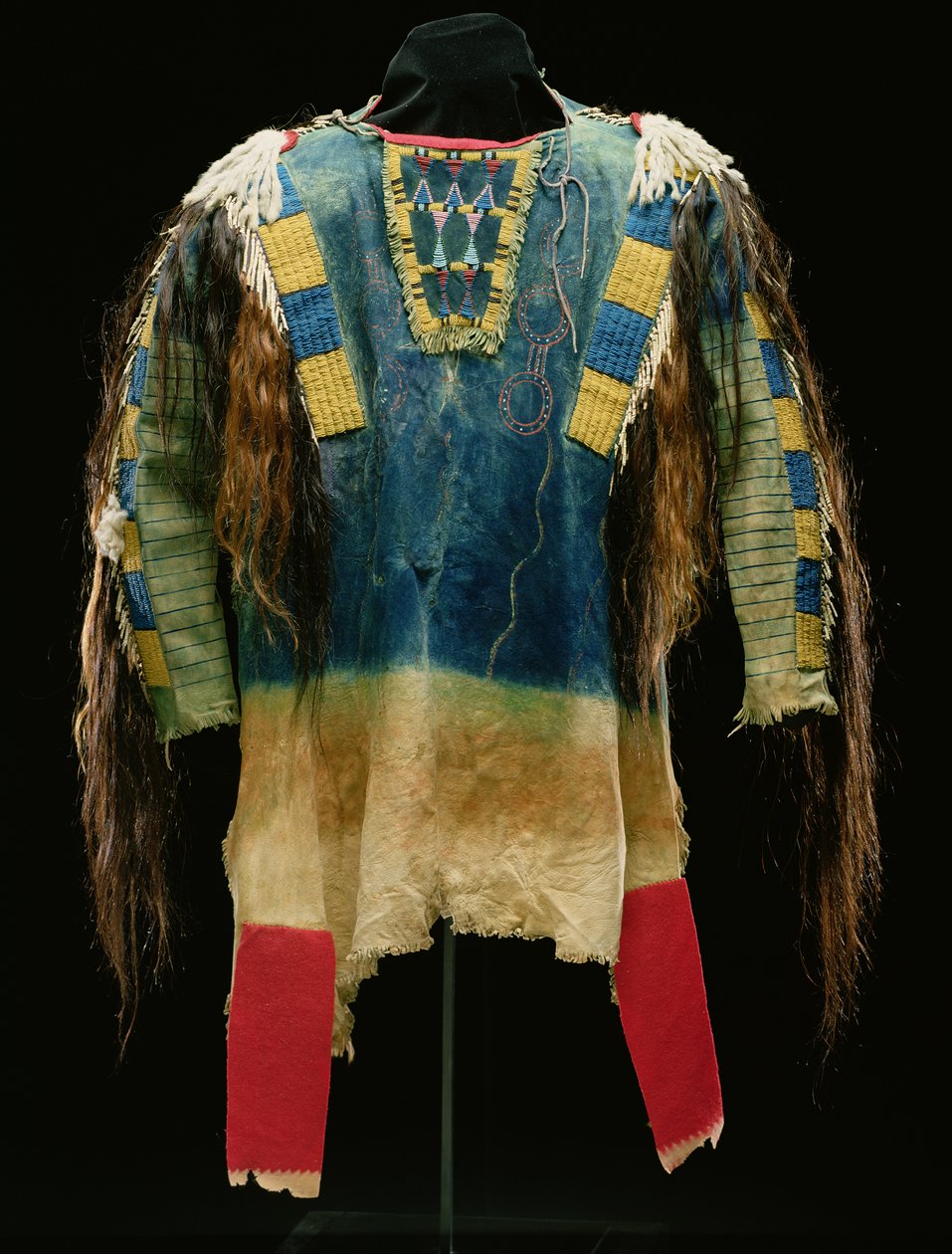 Mandsskjorte, Cheyenne, ca. 1860 (bukkeskind, uld, hermelin og menneskehår) af American School