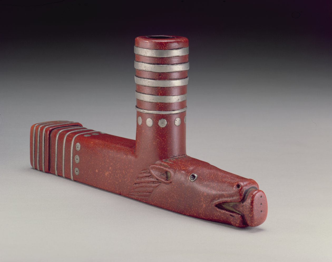 Rørskål, Eastern Sioux, ca. 1880 (katlinit med bly- og glasindlæg) af American School