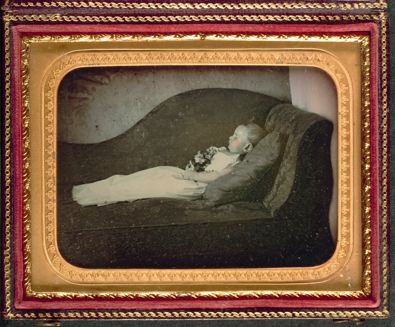 Dødt barn på en sofa, ca. 1855 af American Photographer