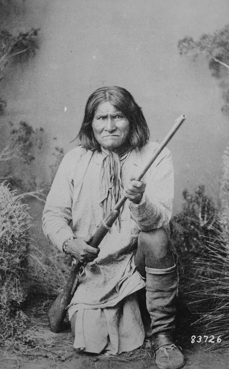 Geronimo holder en riffel, 1884 af American Photographer