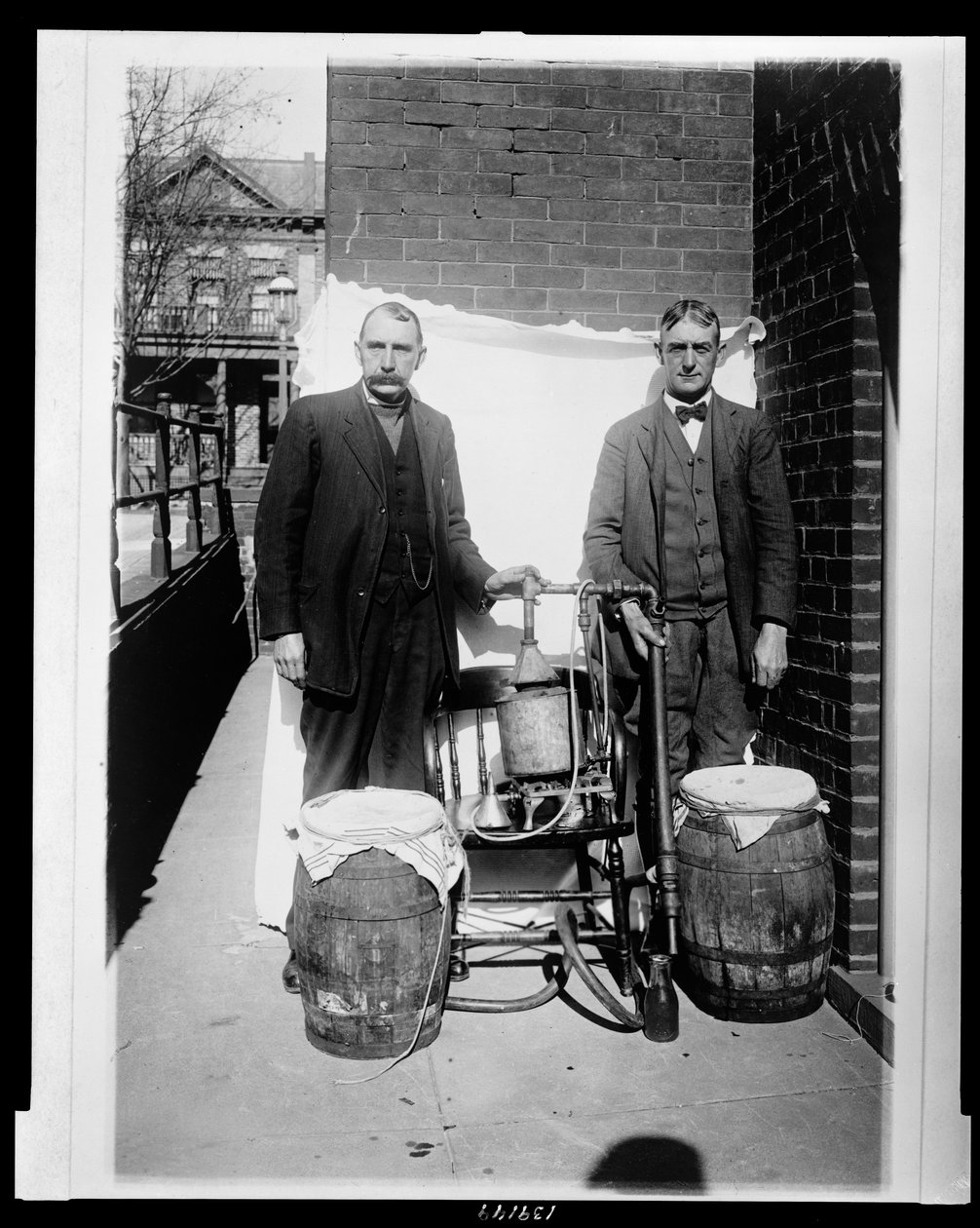 To mænd poserer med en whisky af American Photographer