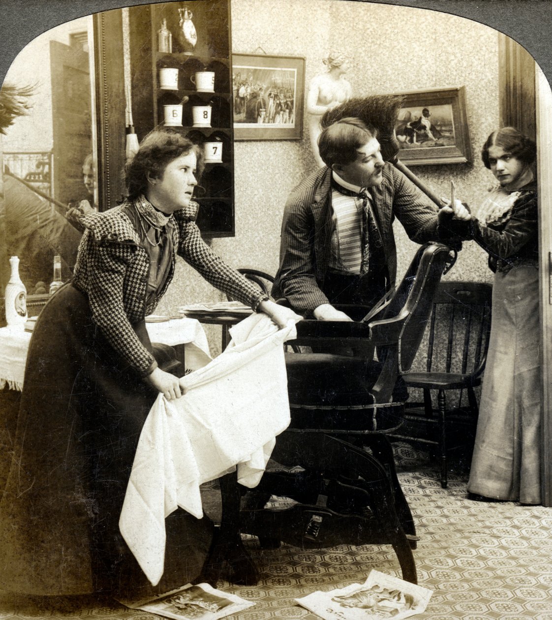 At få sit hår slået. af American Stereoscopic Company