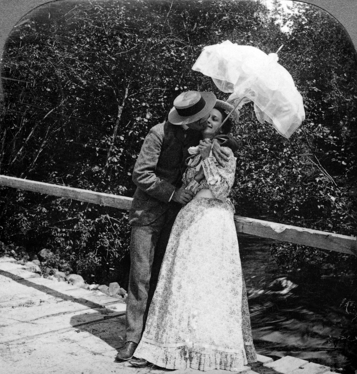 Sommerpigen og hendes kæreste. af American Stereoscopic Company