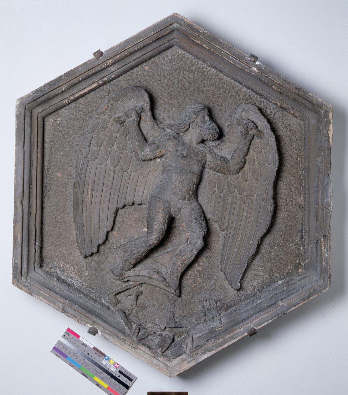 Flyvekunsten, Daidalos, sekskantet dekorativ reliefflise fra en serie af kunst- og videnskabsudøvere, muligvis baseret på tegninger af Giotto (ca.1266-1337) ca.1334-48 (marmor) af Andrea Pisano