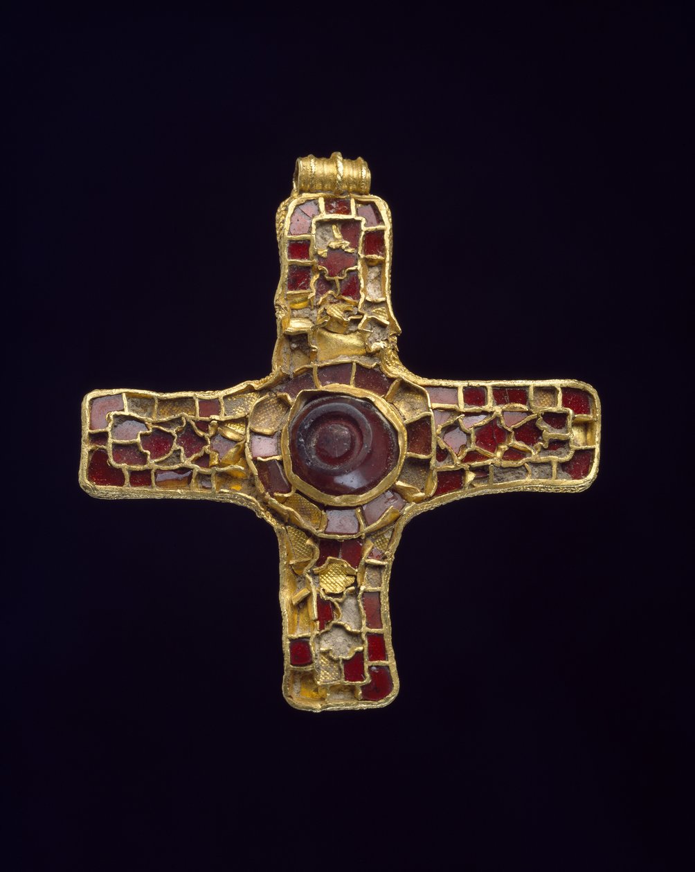 Kors (Holderness Cross) (calciumcarbonat, granat og guld) af Anglo Saxon