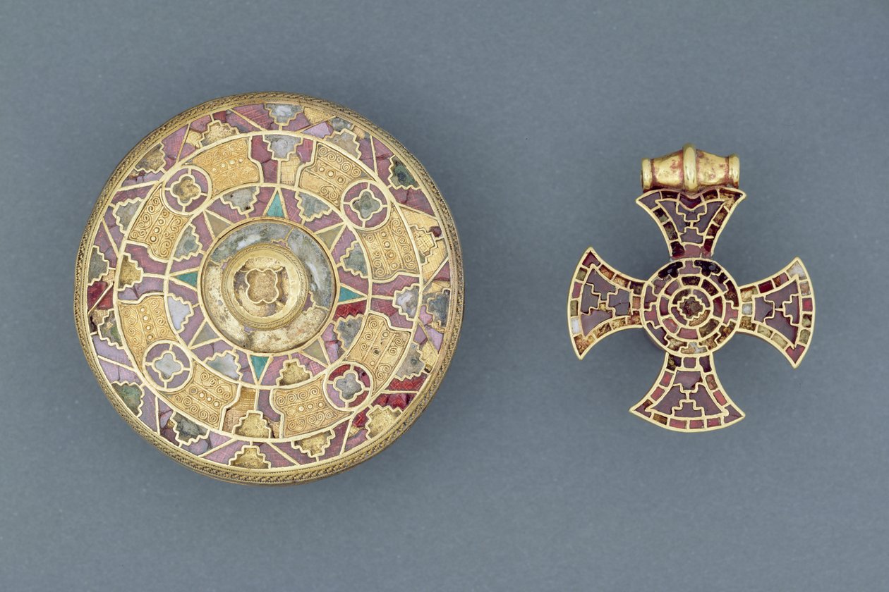 Kors med vedhæng af juveler, fra Ixworth, Suffolk; og broche med skive af juveler, fra Sarre, Kent, angelsaksisk (guld, sølv, granater og muslinger) af Anglo Saxon