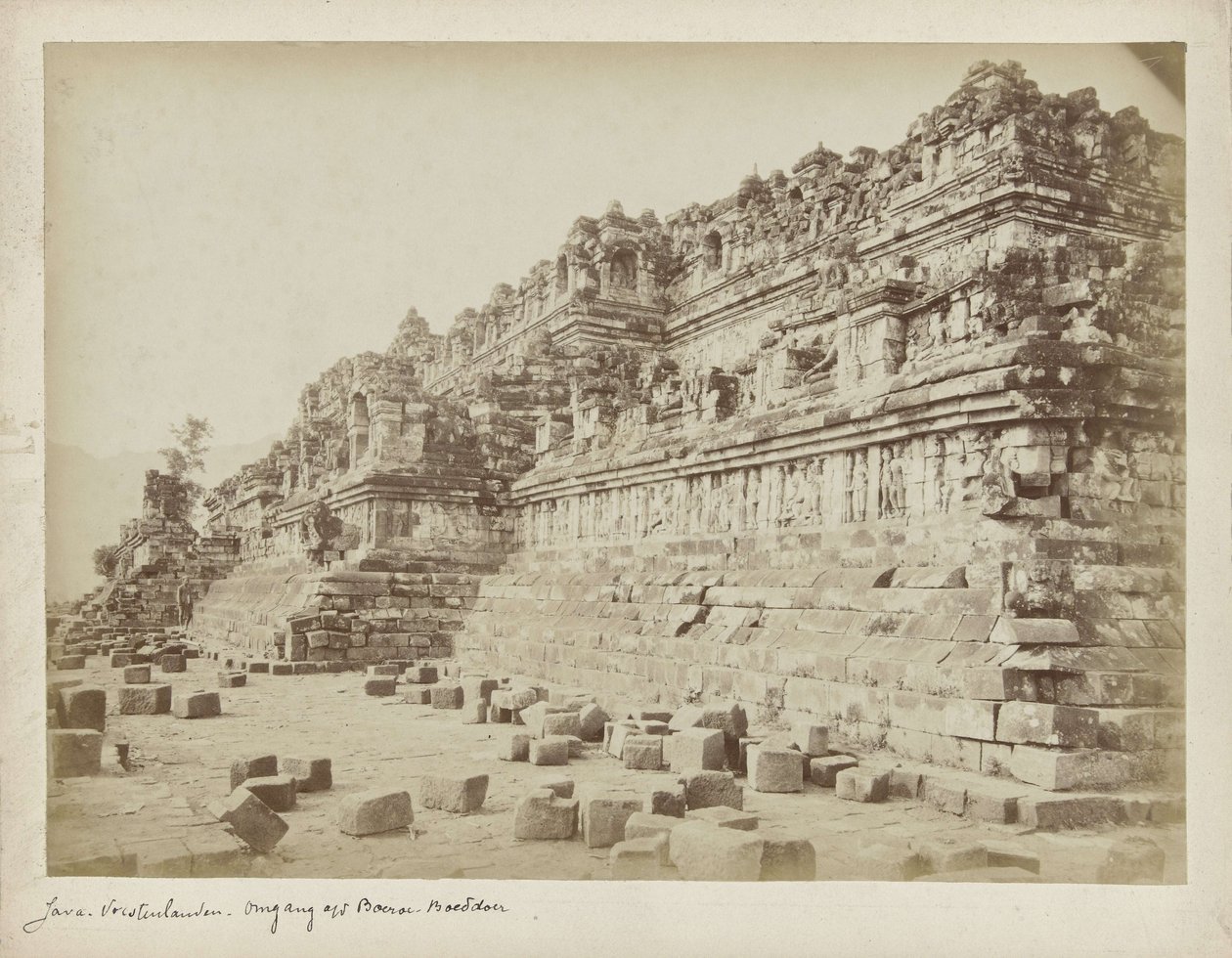 Fotografi af Borobudur før den første restaurering af Anonymous