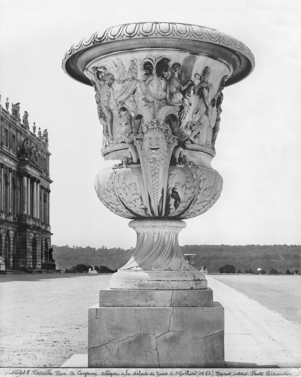 Monumental vase, allegori om tyrkernes nederlag af kongens tropper i 1664, 1684-85 (se også 346035, 346036) af Antoine Coysevox