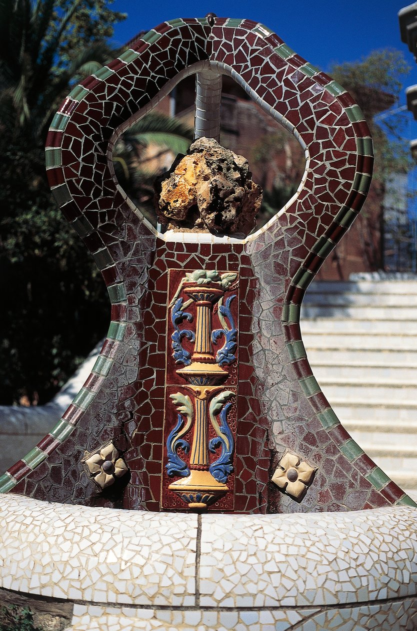 Flisebelagt springvand, Guell Park (1900-1914) af Antoni Gaudi