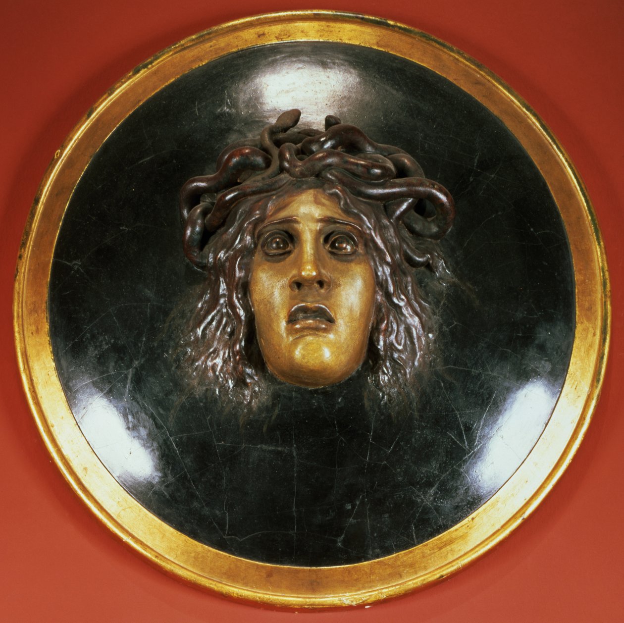 Medusa skjold (relief af malet gips) af Arnold Böcklin