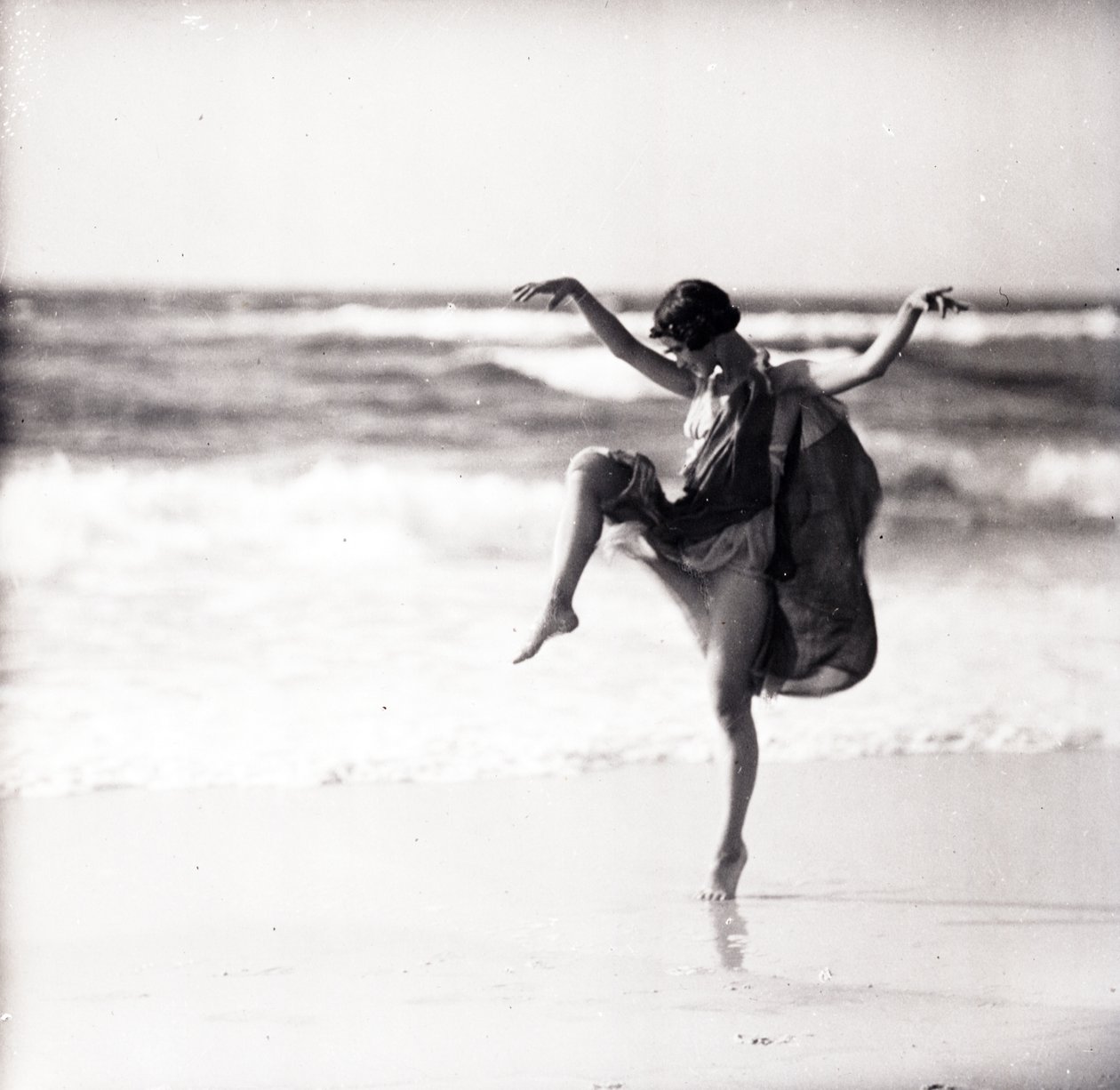 Danser Anna Denzler, 1921 (bw-foto) af Arnold Genthe