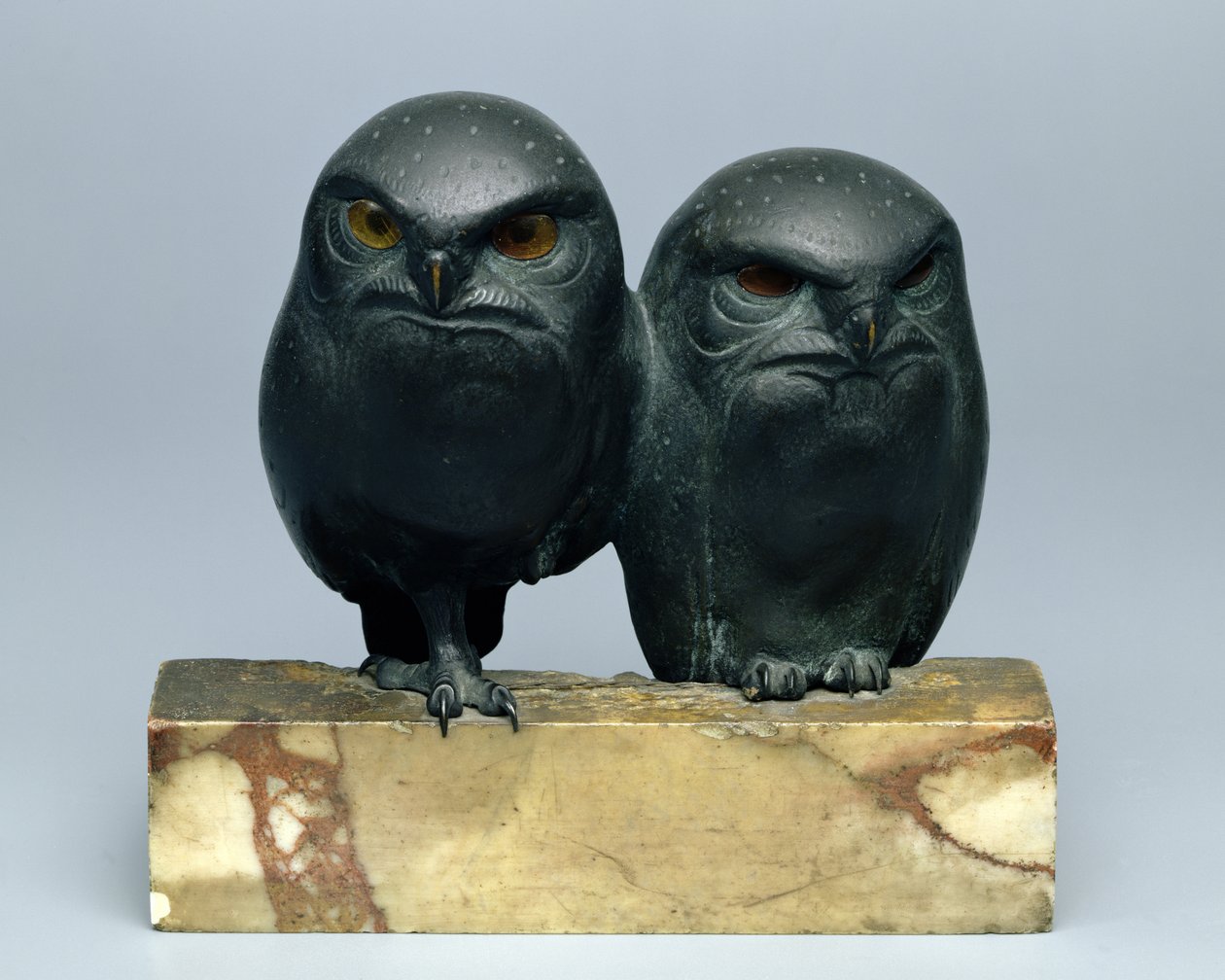 To ugler, 1903-04 (bronze og onyx) af August Gaul