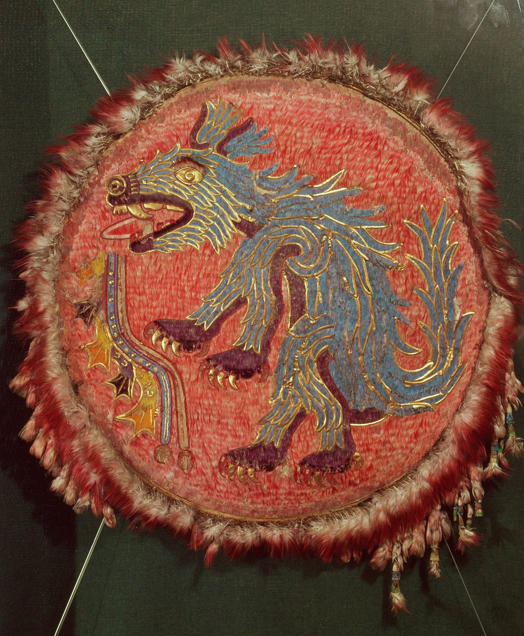 Skjold, ca. 1500 (fjer, ark-guld, agavepapir, læder og rør) af Aztec