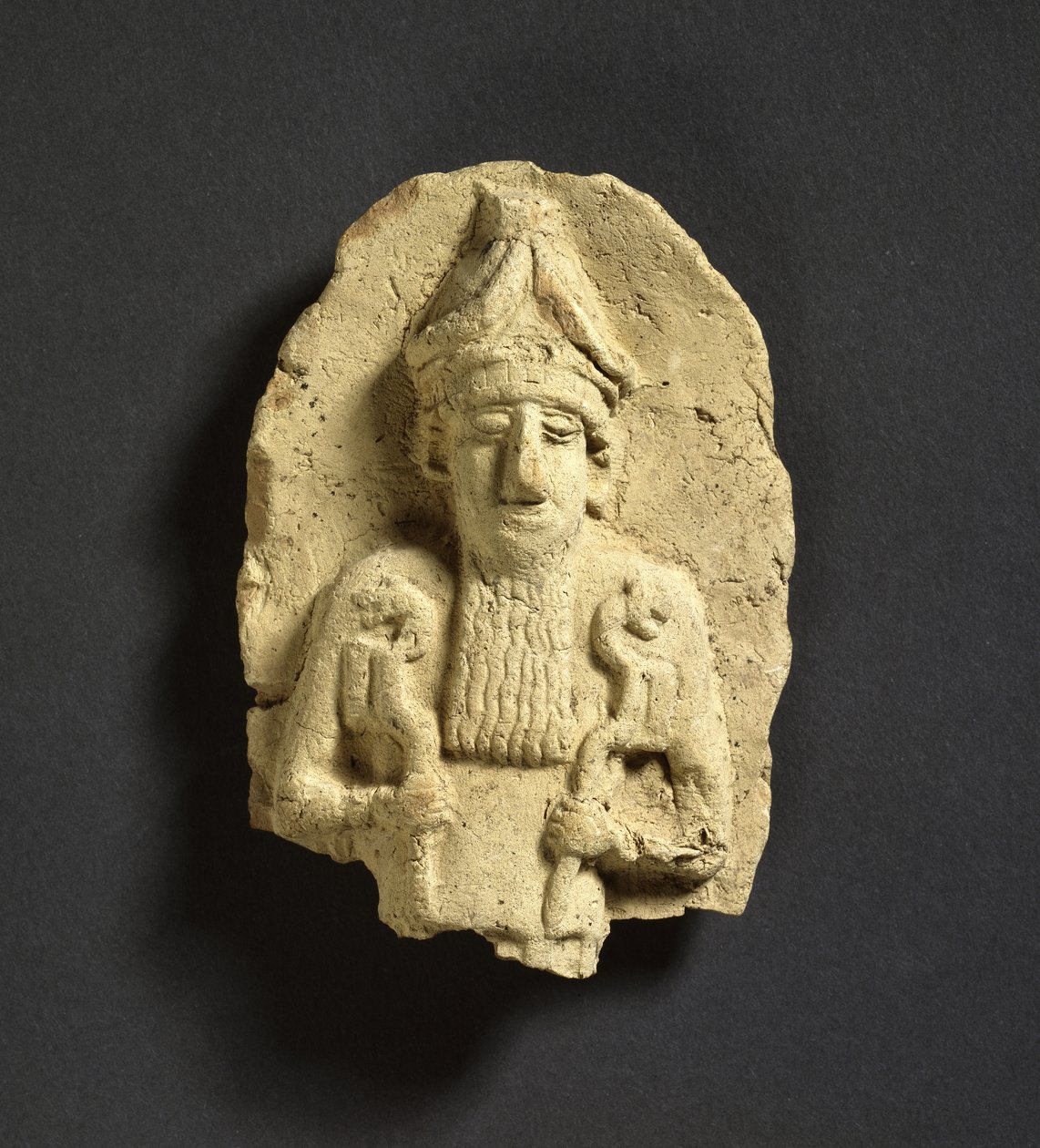 En gud, der holder et løvehovedsscepter i hver hånd, muligvis Nergal, gammelbabylonsk fra Kish, 3. årtusinde f.Kr. (keramik) af Babylonian