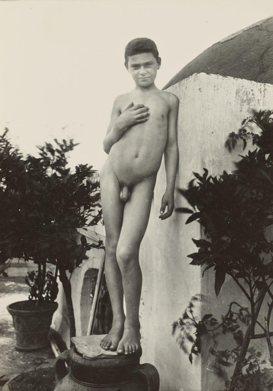 [Stående nøgen] af Baron Wilhelm von Gloeden