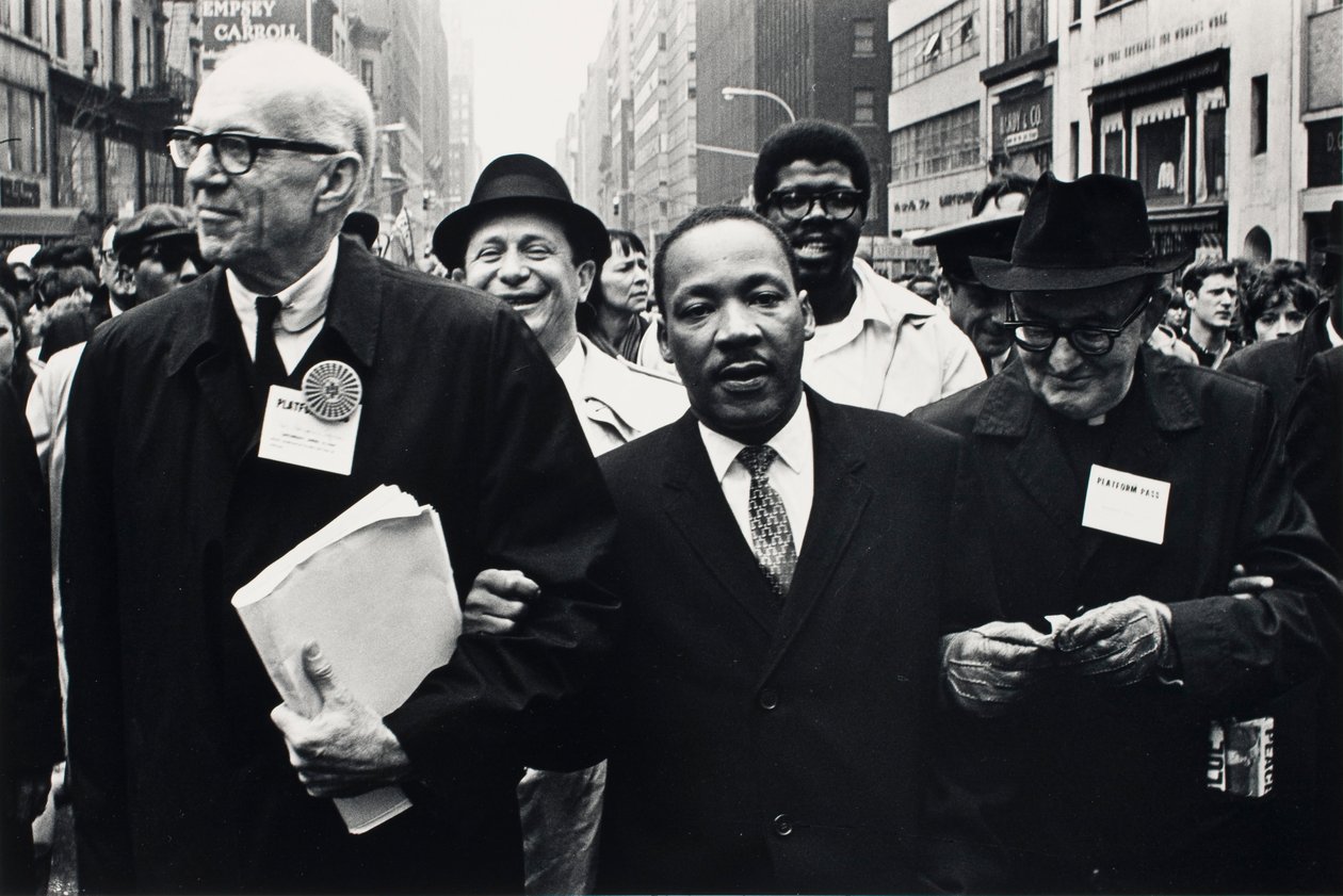 Dr. Benjamin Spock, Dr. King og Monsignor Rice fra Pittsburgh marcherer i Solidaritetsdagsparaden af Benedict J. Fernandez