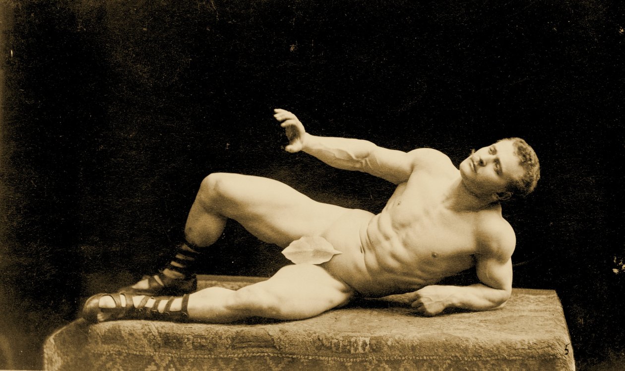 Eugen Sandow, i klassisk oldgræsk-romersk positur iført et figenblad, ca. 1894 af Benjamin J. Falk