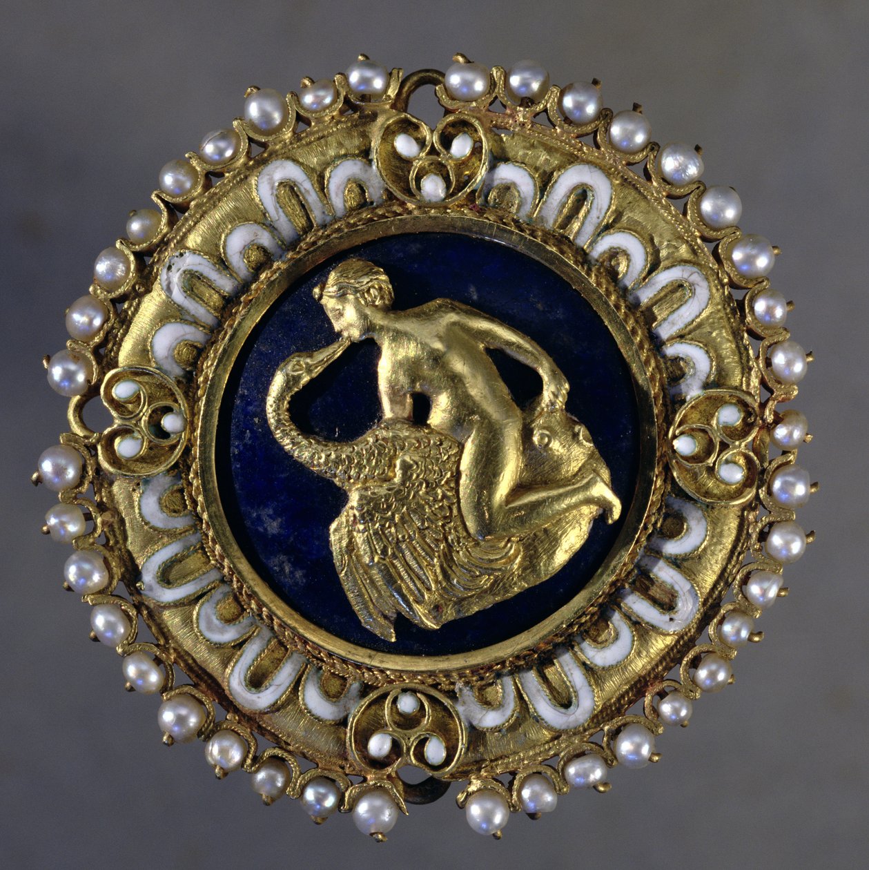 Broche dekoreret med en scene af Leda og Svanen (guld, lapis lazuli og perler) af Benvenuto Cellini