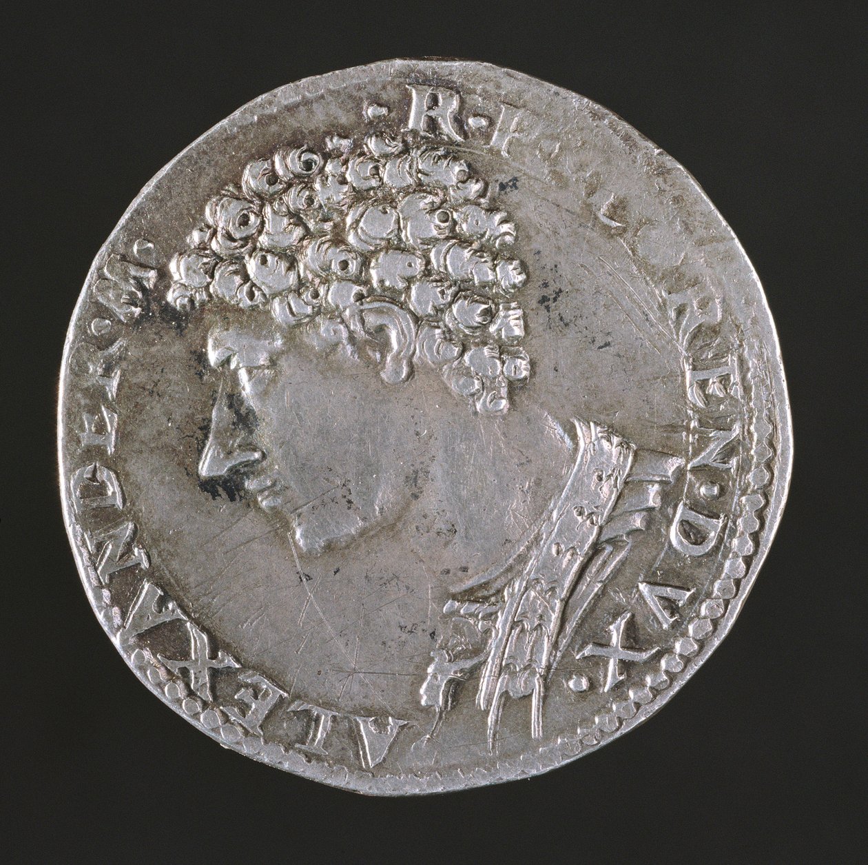 Forside af Alessandro De Medicis sølvmønt (1511-74) Indskrift: ALEXANDER MED R P FLOREN DVX, præget 1532-37 (for bagside se 108640) af Benvenuto Cellini
