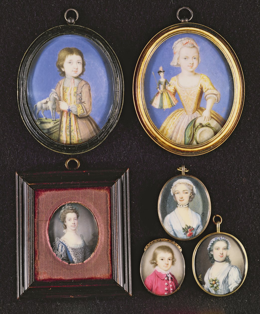 Portræt miniaturer. L til R og T til B: Richard Whitmore af Bernard Lens (1682-1740); Katherine Whitmore af Bernard Lens (1682-1740); Dronning Charlotte af Samuel Finney (1718-98); Ukendt dreng af Thomas af Bernard Lens
