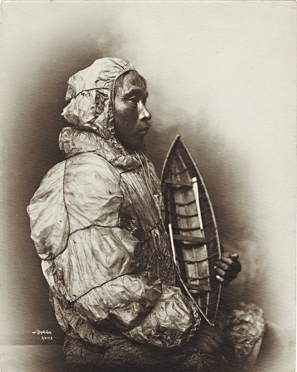 Mand med model umiak, Alaska, ca.1906 af Beverly Bennett Dobbs