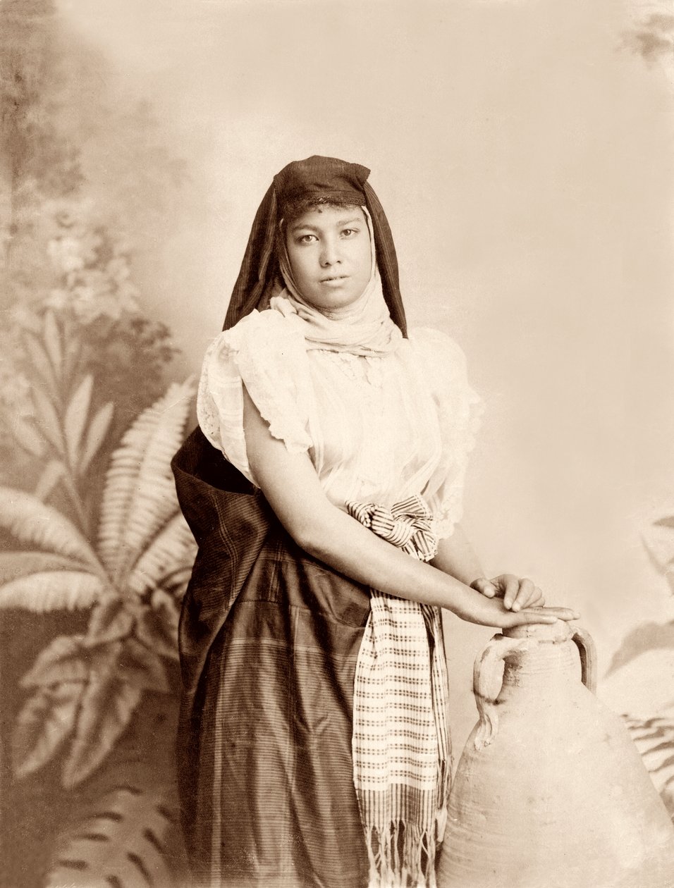 Pige med vandkrukke, c.1867-98 af Bonfils Studio