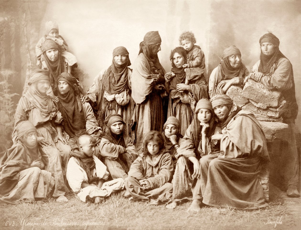 Gruppe på 17 beduinkvinder og børn, ca. 1867-98 af Bonfils Studio