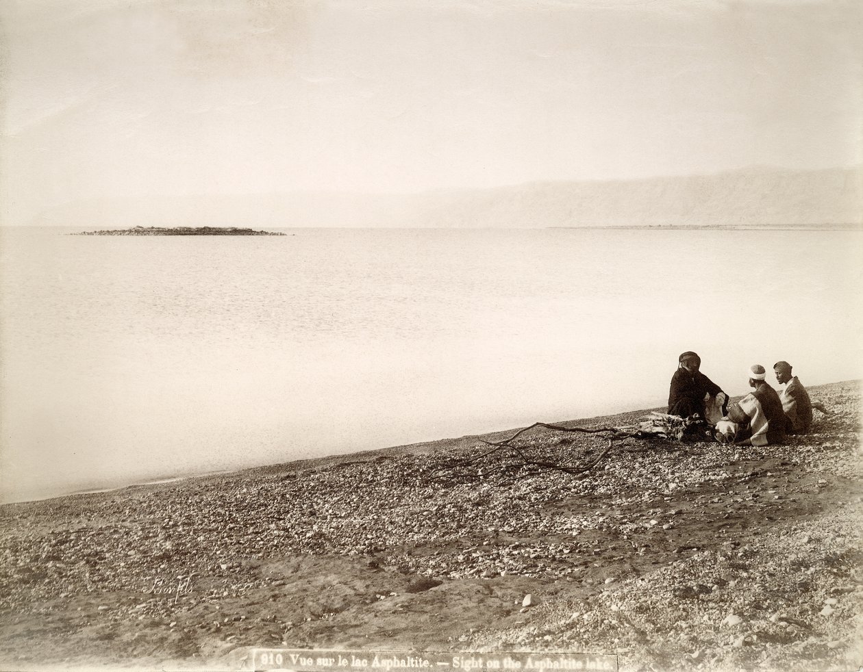 Den nordlige ende af Det Døde Hav med øen Rujm el Bahr, ca. 1867-96 af Bonfils Studio