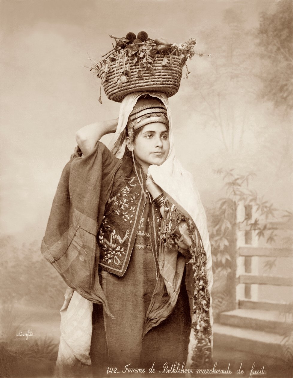 Kvinde med en frugtkurv på hovedet, ca. 1867-98 af Bonfils Studio