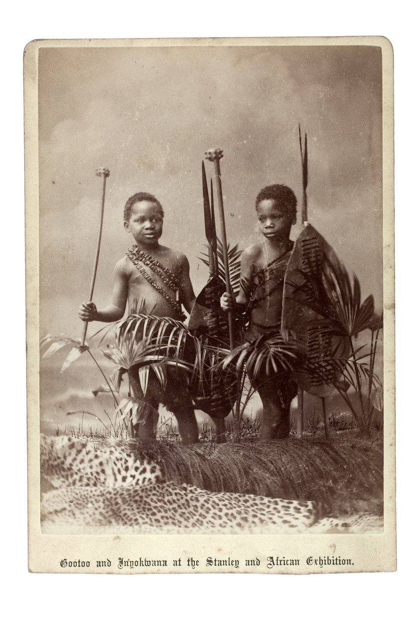 Gootoo og Inyokwana på Stanley and African Exhibition, London, 1890 (gelatine sølvtryk) af British Photographer