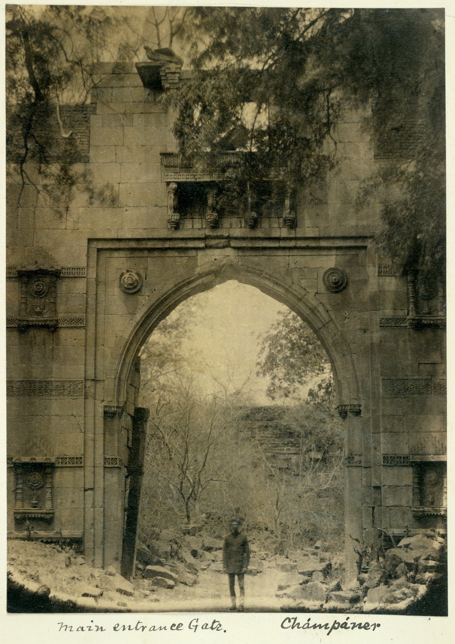 Hovedindgangsport, Champaner, ca. 1875 (s/h-foto) af British Photographer