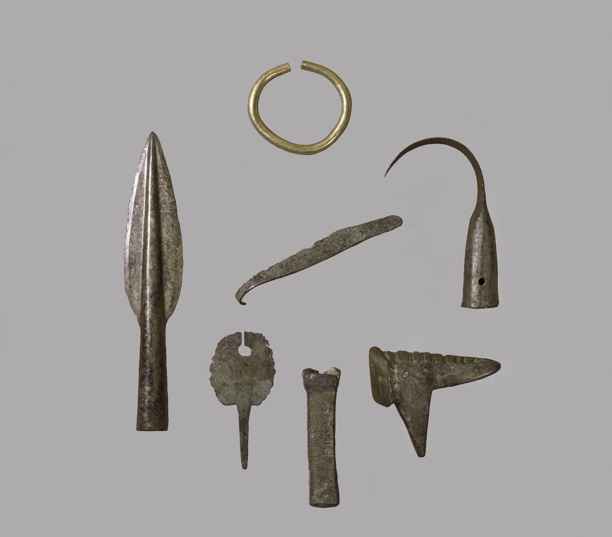 En skat af ornamenter og redskaber fra Fresn-la-Mere, Frankrig, bronzealderens guld og bronze, se også 121148 af Bronze Age
