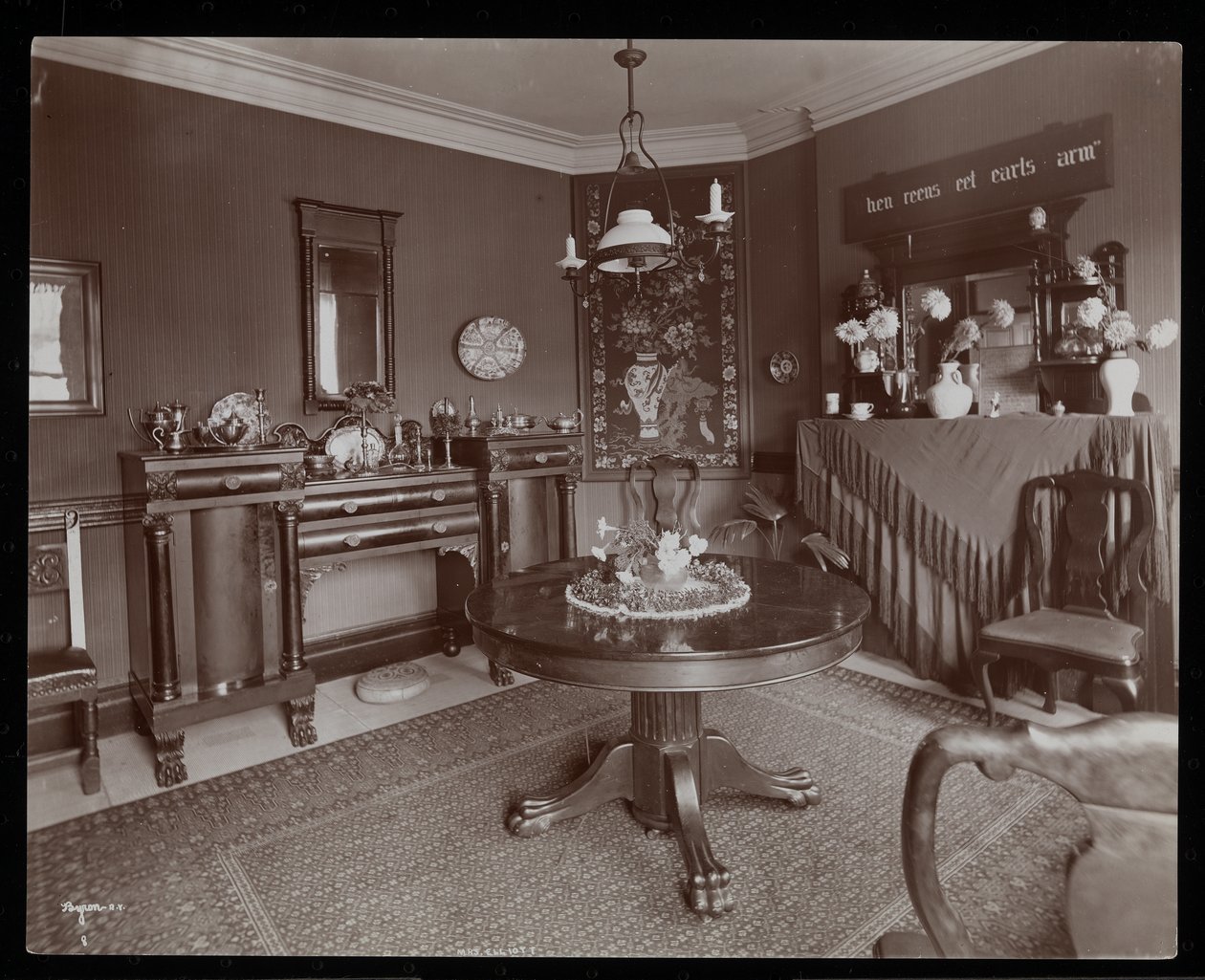 En spisestue i fru Elliotts hjem, 1902 (sølv gelatinetryk) af Byron Company