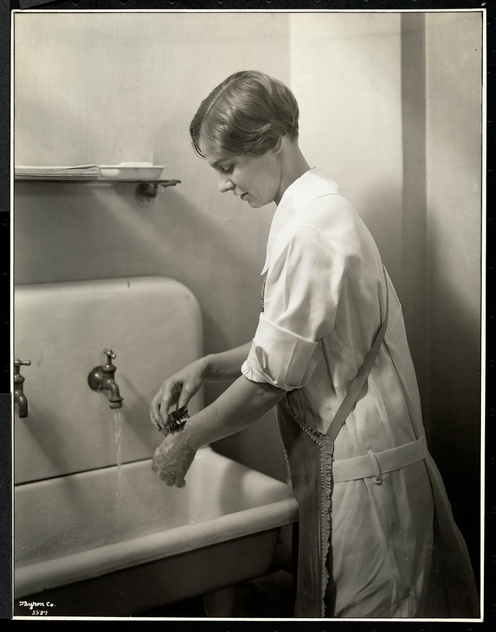 En sygeplejerske vasker sine hænder, 1928 (sølv gelatinetryk) af Byron Company