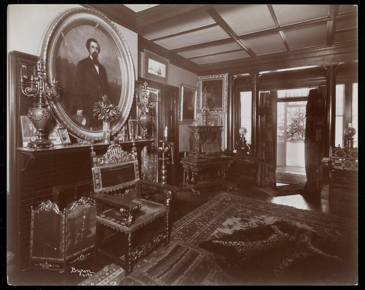 Et værelse i Westmoreland Davis-residensen i Tuxedo Park, New York, 1899 (sølv gelatinetryk) af Byron Company