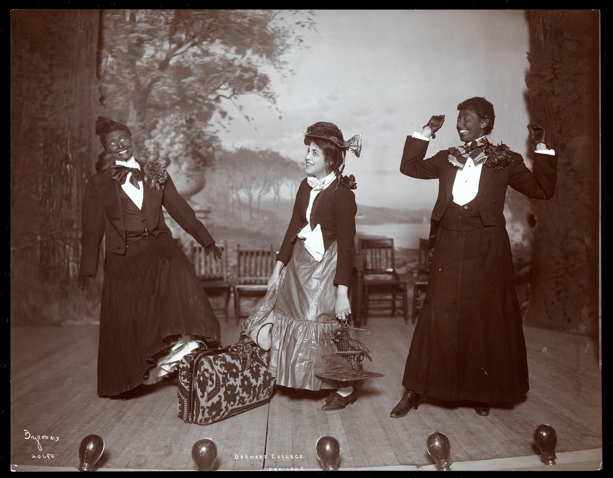 En scene fra The Junior Show, en amatørforestilling, der blev præsenteret af elever fra Barnard College, New York, 1905 (sølvgelatineprint) af Byron Company