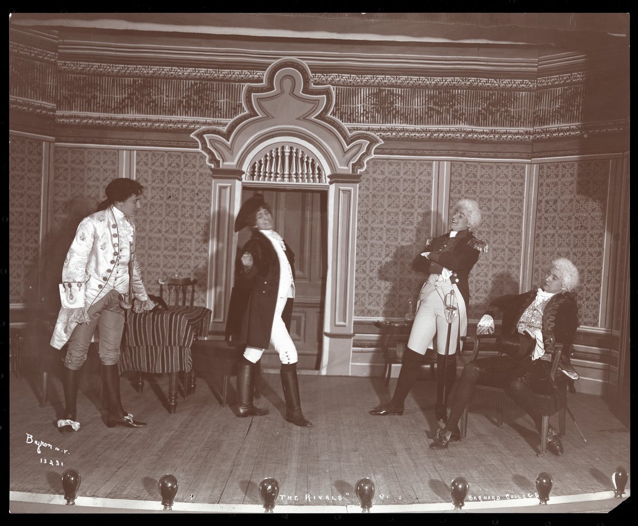 En scene fra en amatøropsætning af The Rivals, opført på Barnard College, New York (sølvgelatineprint) af Byron Company