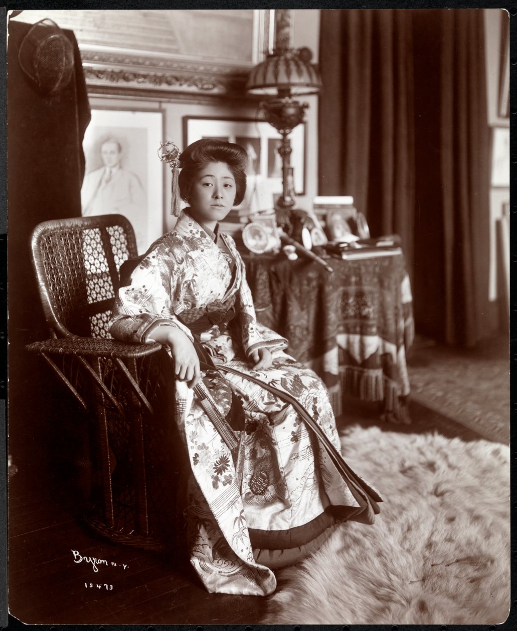 En asiatisk kvindelig model iført en kimono i Strauss Studio, New York, 1903 (sølv gelatinetryk) af Byron Company