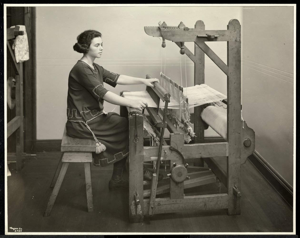 Blind kvinde arbejder ved en vævestol i New York Association for the Blind, 111 East 59th Street, New York, 1926 (sølvgelatineprint) af Byron Company