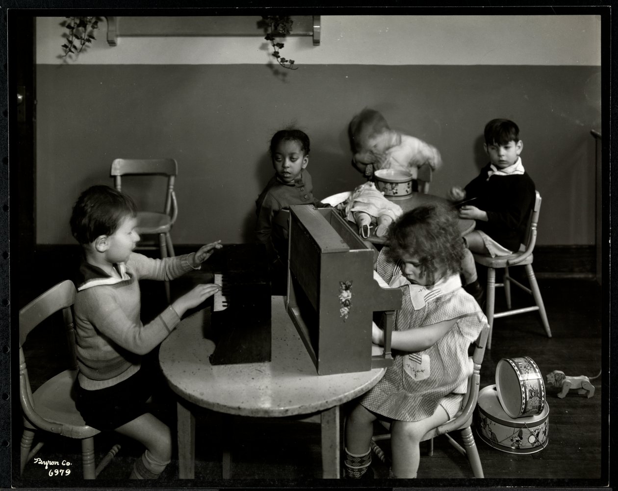Børn leger i legeværelset hos New York Association for the Blind, 111 East 59th Street, New York, 1935 (sølv gelatinetryk) af Byron Company