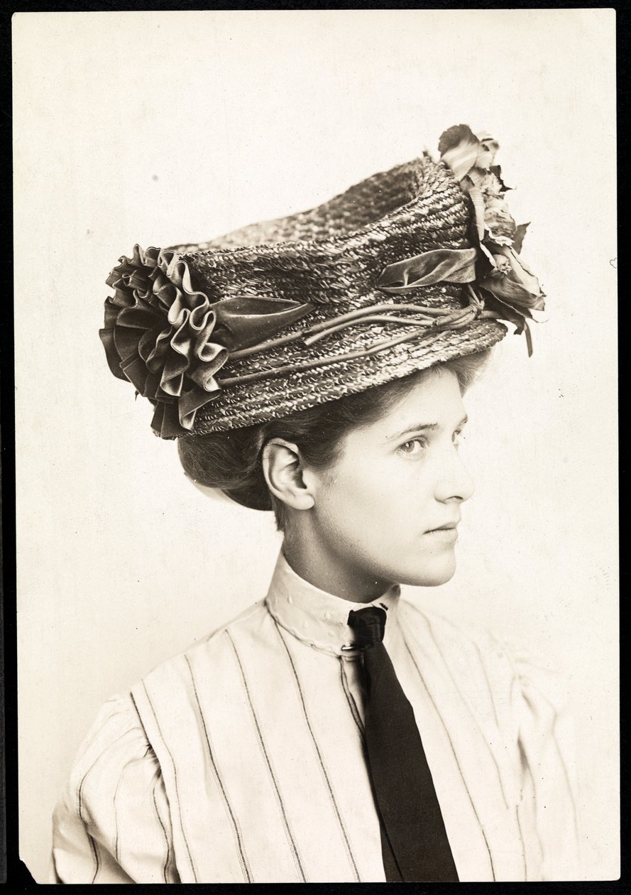 Modefotografi af en kvinde, der modellerer en hat, New York, 1890-1910 (sølv gelatinetryk) af Byron Company